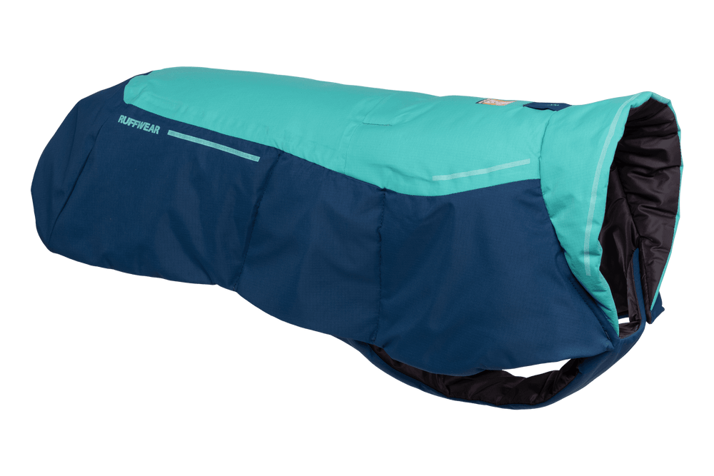 Blauer und türkisfarbener Hundemantel von Ruffwear mit wasserabweisender Außenschicht und gefütterter Innenseite.