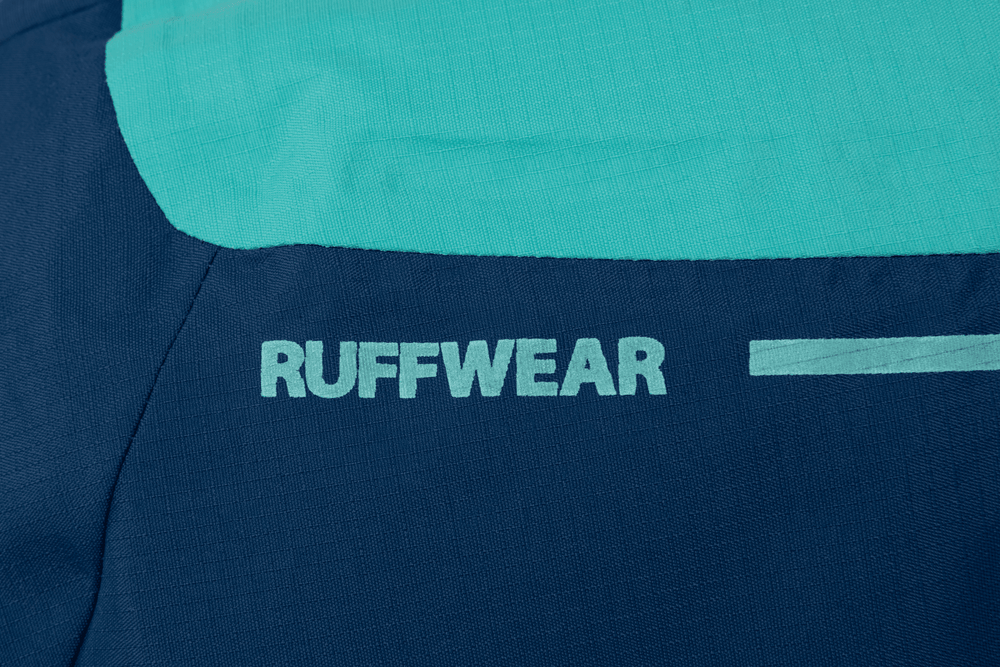 Blau-türkise Vert™ Jacke von RUFFWEAR, leicht und strapazierfähig, ideal für Outdoor-Aktivitäten.