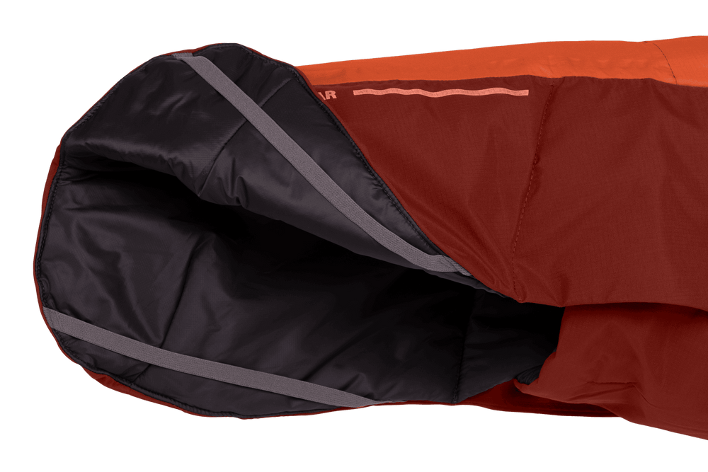 Innenansicht der roten Vert™ Jacke mit offenem Kragen und elastischen Bändern für optimalen Sitz.