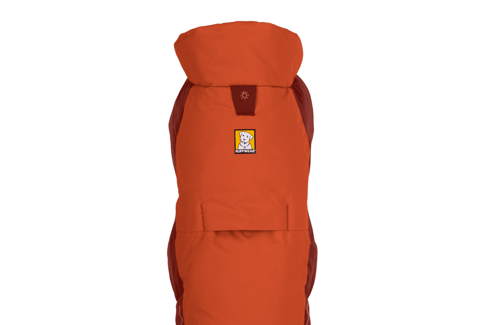 Orangefarbener Schlafsack mit Kapuze und Logo, ideal für Outdoor-Aktivitäten und ergonomisches Design.