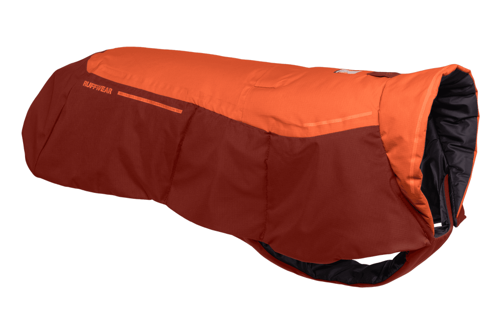 Orange-roter Hundemantel mit abgerundeter Form, wasserdicht und isolierend, ideal für kaltes Wetter.