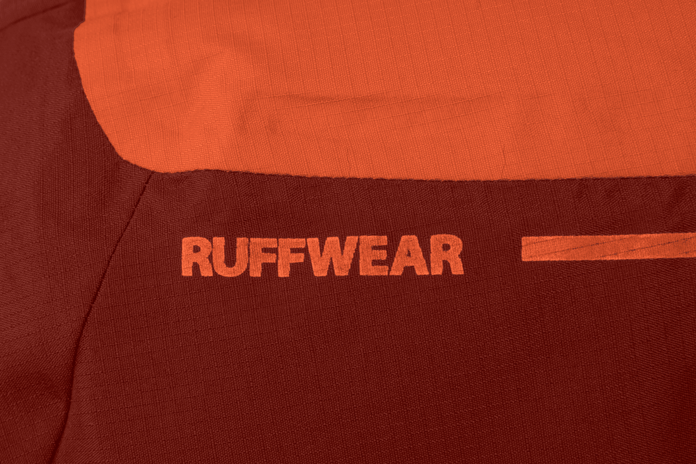Robuste Vert™ Jacke in Orange und Dunkelrot mit "RUFFWEAR"-Schriftzug für Outdoor-Aktivitäten.