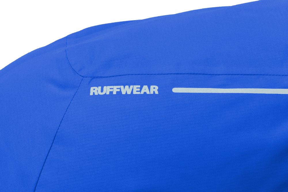 Sportliche blaue Vert™ Jacke von RUFFWEAR mit reflektierendem Streifen und markantem Logo.
