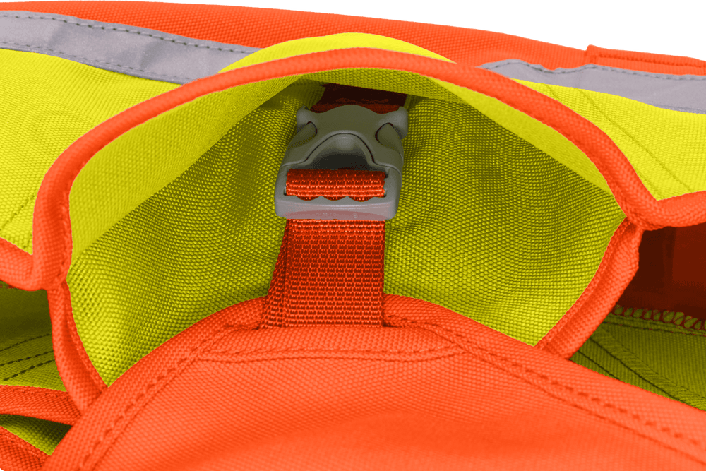 Innenansicht einer Hochsichtbarkeits-Tasche in leuchtendem Orange und Gelb mit grauem Schnallenverschluss.