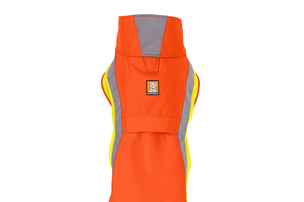 Hochsichtbare orangefarbene Hundejacke mit grauen Details und Hundelogo, ideal für Sicherheit und Schutz beim Spaziergang.