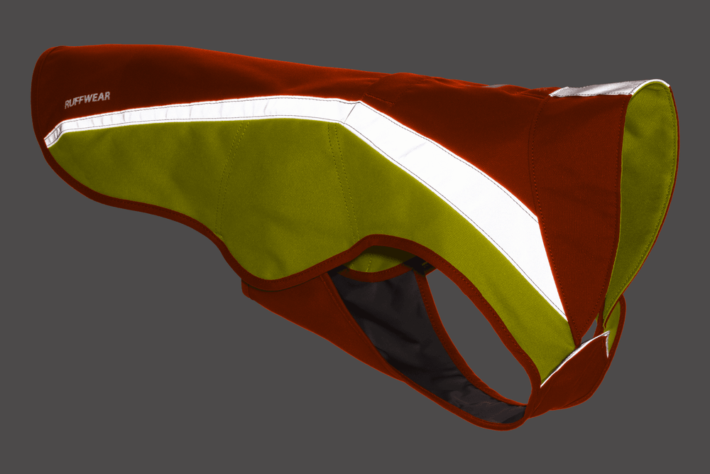 Hundemantel von Ruffwear in Rot und Grün mit reflektierenden Streifen für optimale Sichtbarkeit und perfekte Passform.