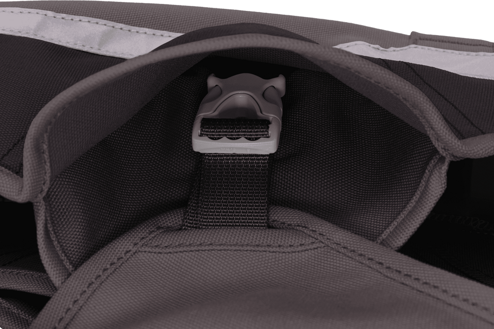 Innenansicht eines grauen Rucksacks mit verstellbarem Schultergurt und robustem Material für optimale Sicherheit und Komfort.