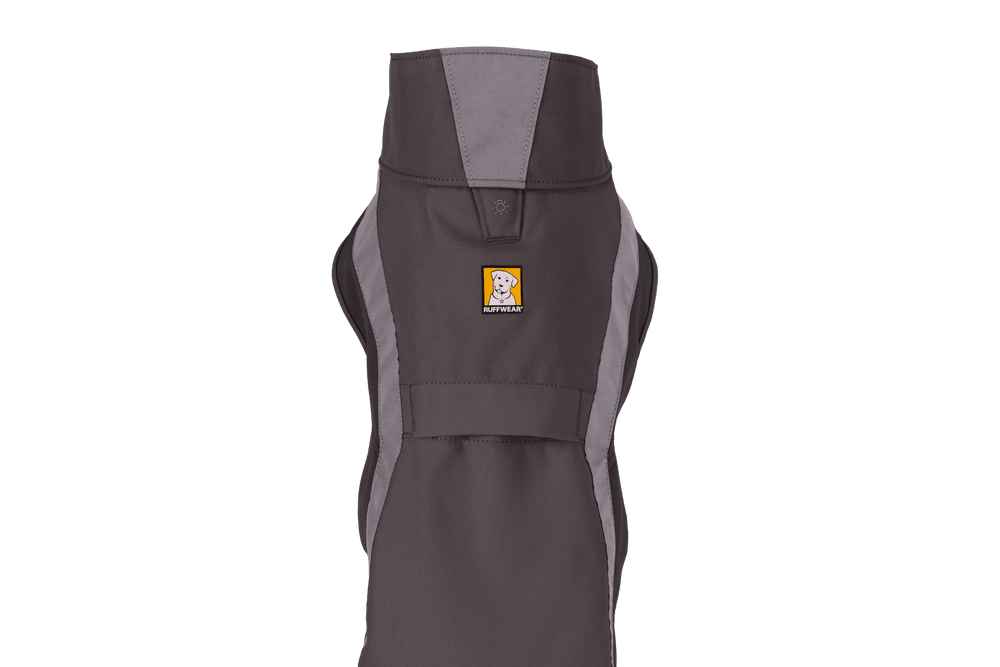 Graue Hundejacke Lumenglow™ mit reflektierenden Elementen, hohem Kragen und optimaler Passform für Sicherheit im Dunkeln.