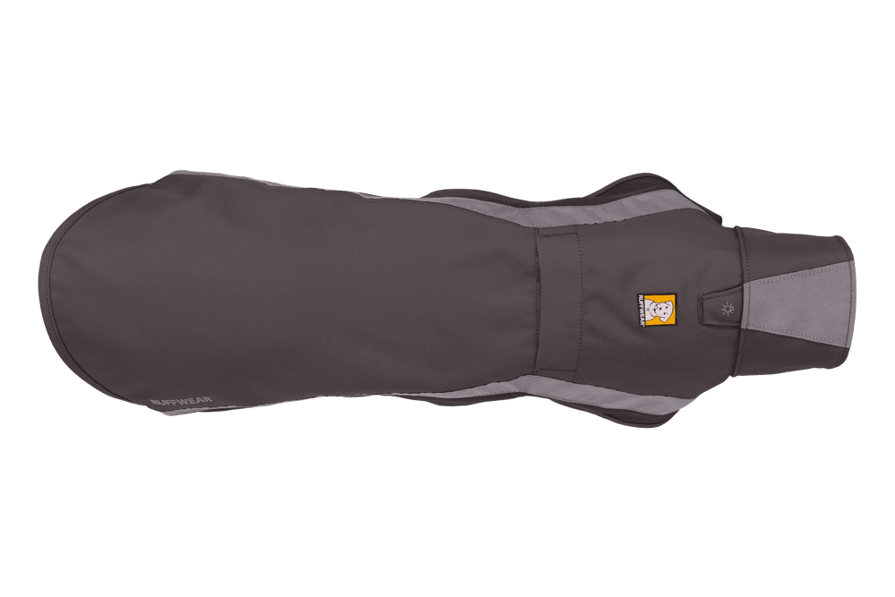 Brauner Hundemantel aus wetterfestem Material mit reflektierenden Elementen und schlichtem Design für Sicherheit.