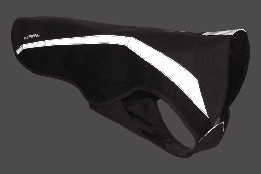 Schwarzer Hundemantel von Ruffwear mit reflektierendem Streifen für optimalen Wetterschutz und gute Passform.