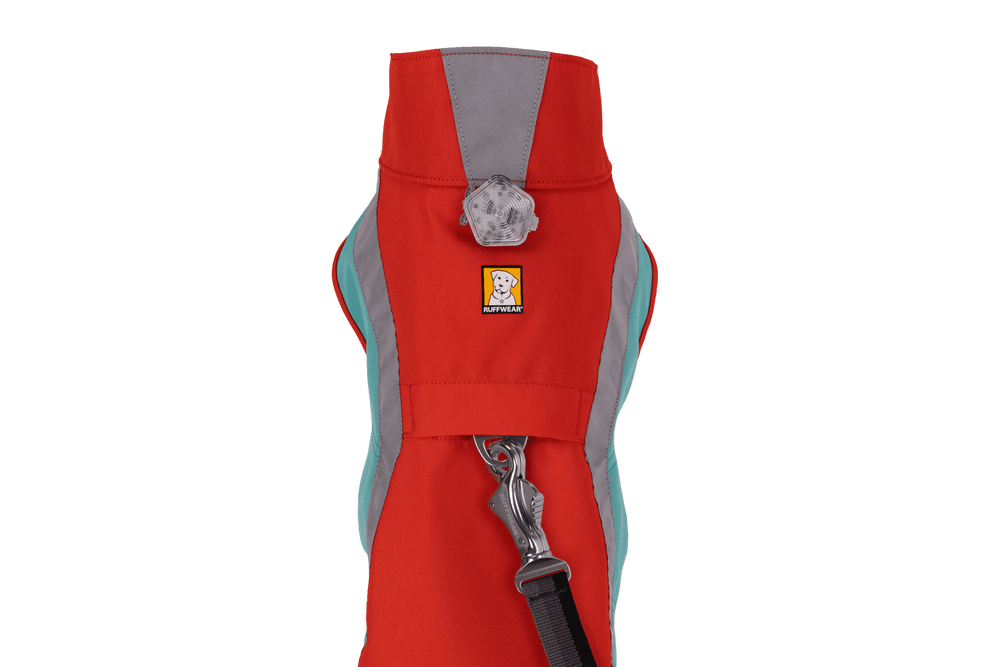 Rote Lumenglow™ Hundeweste mit grauen und blauen Akzenten, ergonomisch geformt für hohe Sichtbarkeit und Sicherheit.