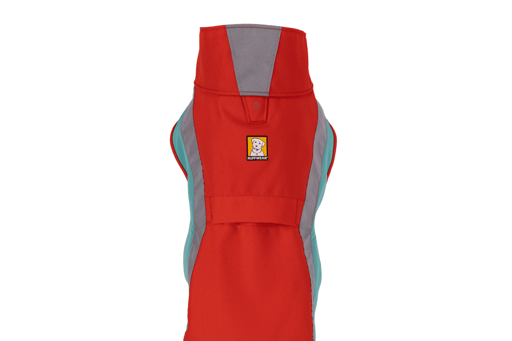 Rote Hundejacke mit grauen und türkisen Details, wetterfest und komfortabel, ideal für Sicherheit und Stil.