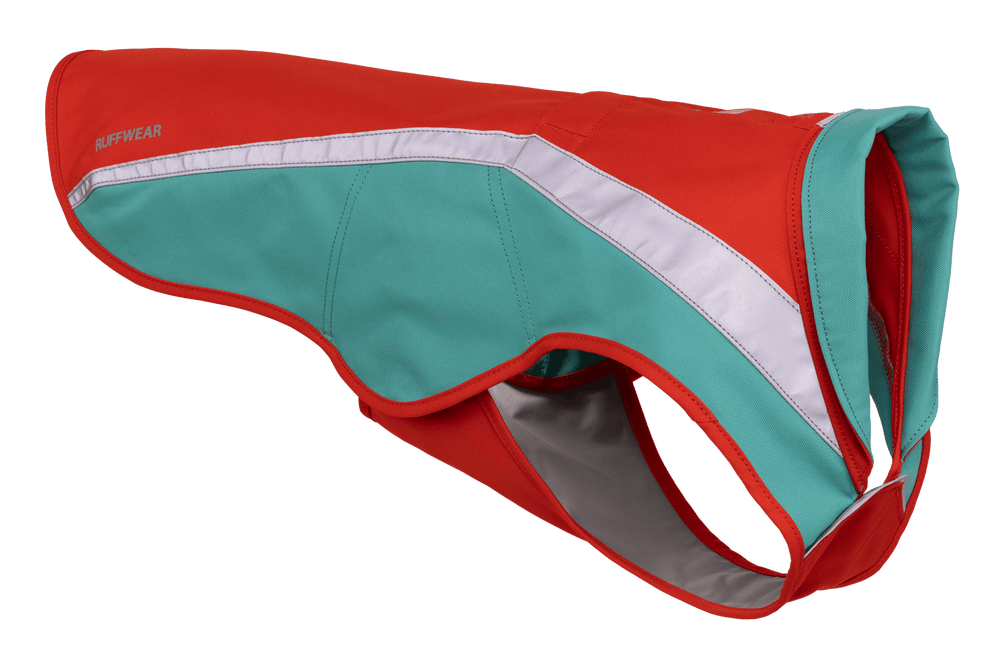 "Hochsichtbarer Hundemantel von Ruffwear in Rot mit türkisfarbenen und silbernen Reflexionselementen für optimale Sicherheit."