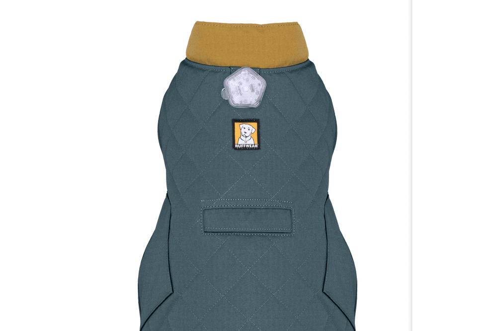 Gesteppter Hundemantel in Grün mit braunem Kragen, praktischer Tasche und Verschluss für kühle Tage.