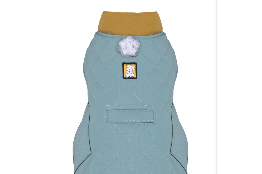Gesteppter Hundemantel in Mintgrün mit senfgelbem Kragen und kleiner Tasche, ideal für kalte Tage.