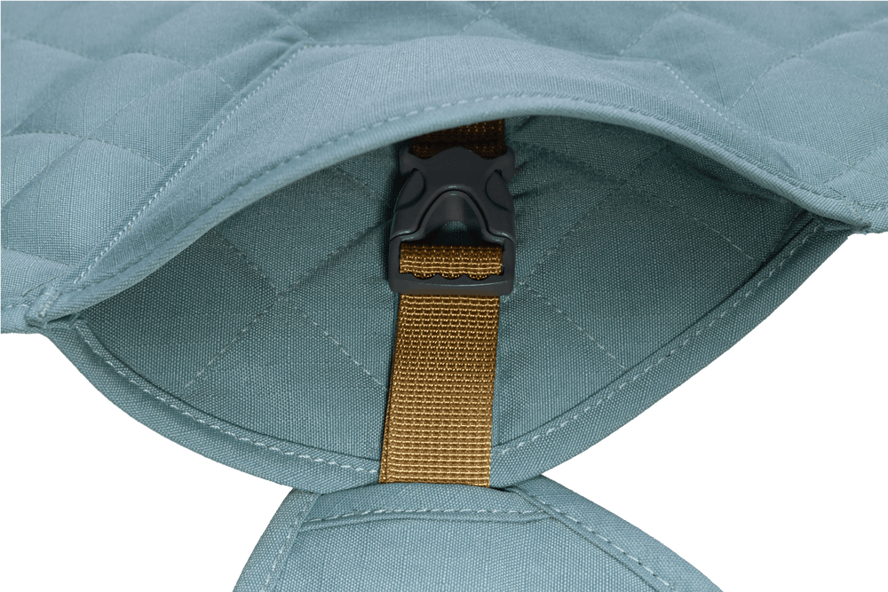 "Stumptown™ Gesteppter Hundemantel in sanftem Blaugrün mit gepolstertem Innenfutter und sicherem Verschluss."