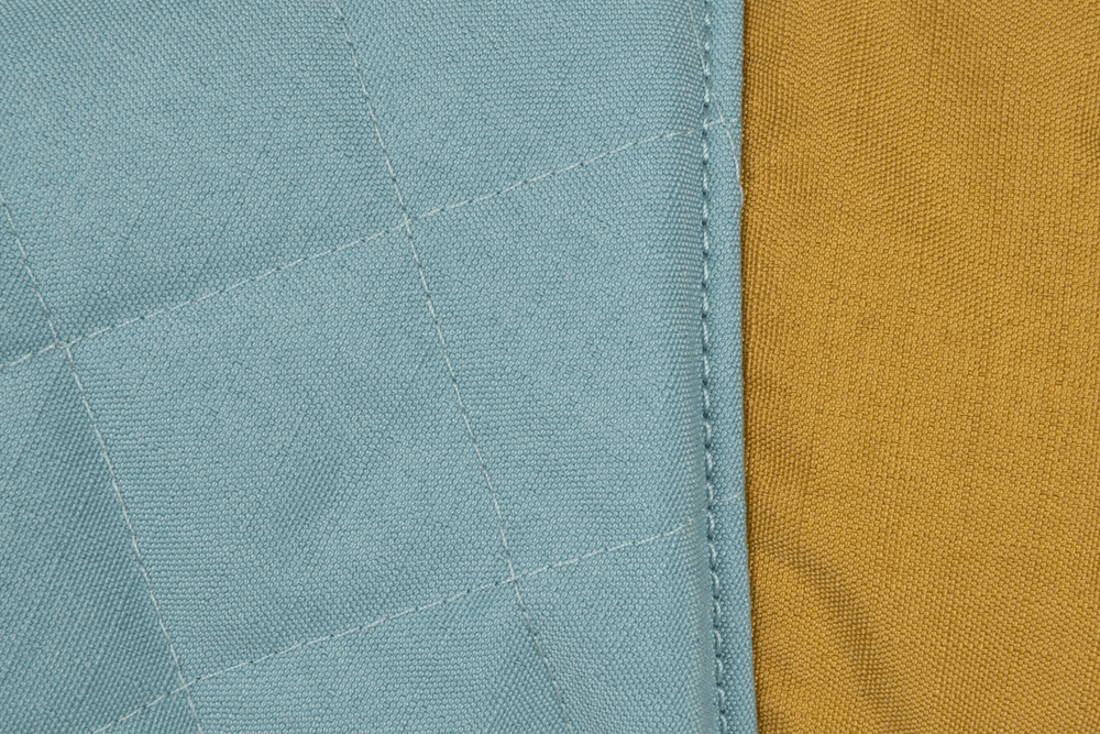 Gestepptet Hundemantel von Stumptown™ in Blau und Gelb mit quadratischem Muster. Ideal für stylische Hundemode.