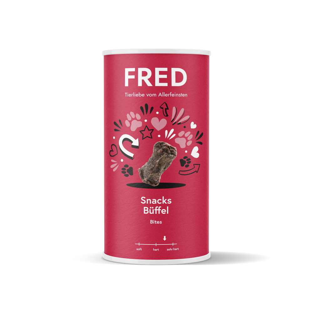 FRED Snacks Büffel 2er Set für Hunde, schonend luftgetrocknete Snacks in roter Verpackung mit Herzen und Pfotenabdrücken.