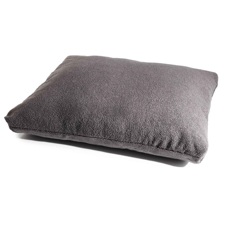 Flauschiges graues Kissen TEDDY in L-Format, perfekt zum Kuscheln und Sitzen, mit weicher Oberfläche.
