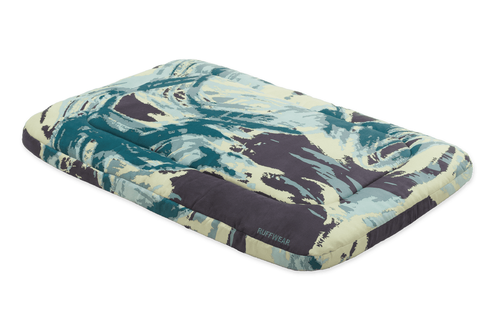 Faltbares Hundebett von Basecamp™ mit modernen Blau-Grün-Tönen auf beigem Hintergrund für optimalen Komfort.