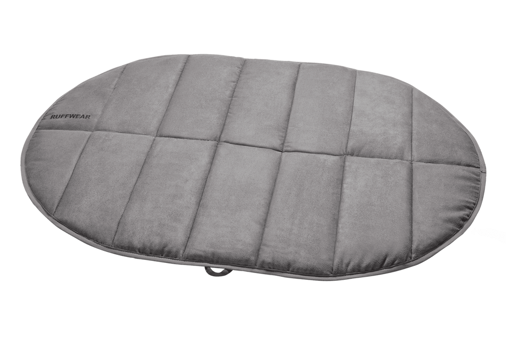 Graue, oval geformte Hochland Hunde-Isomatte von Ruffwear mit gepolsterter, samtiger Oberfläche und Steppnähten.