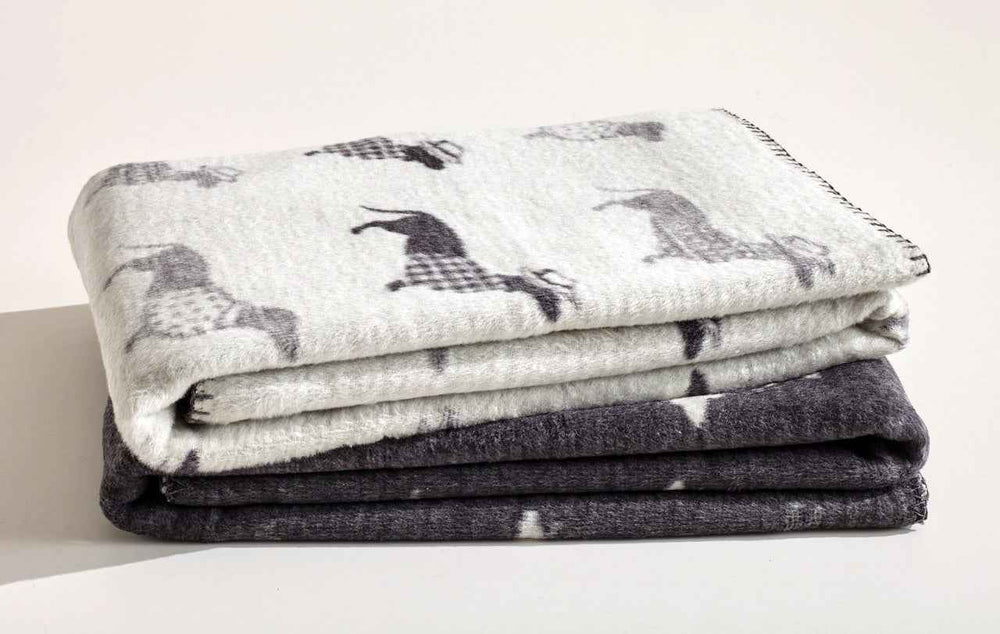 Wendedecke TECKEL mit Dackelmotiv, weich und kuschelig, in hellen und dunklen Farbtönen, perfekt für Tierliebhaber.