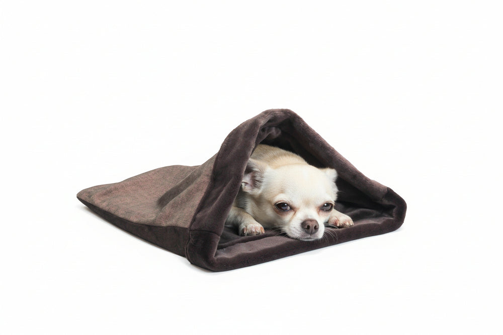 Weicher Hunde-Schlafsack in Dunkel, gepolstert und strukturiert für komfortable Ruhezeiten.