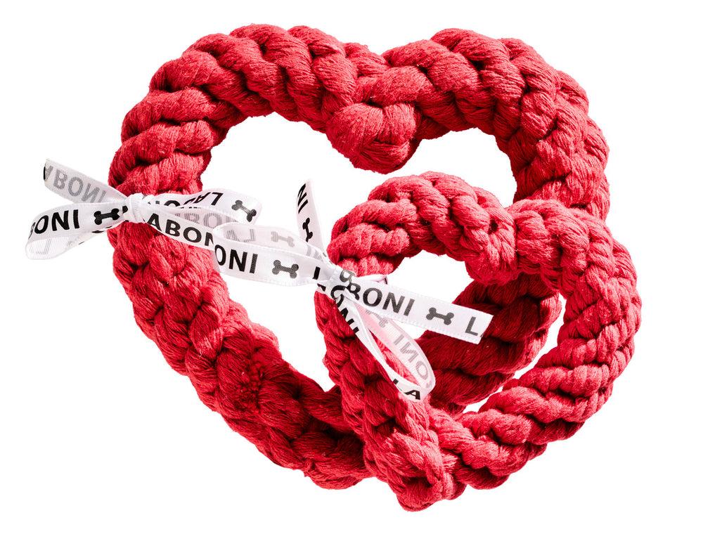 Zwei rote herzförmige Kauspielzeuge aus Seil für Hunde, mit robustem Material und LABONI-Schriftzug.