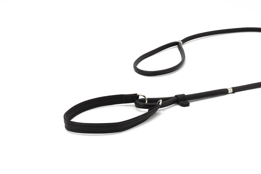 Schwarze Lederhundeleine mit Kehlkopfschutz, weich und flexibel, ideal für den täglichen Gebrauch.
