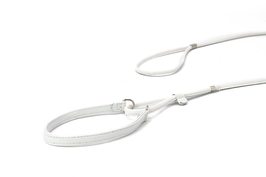 Elegante weiße Hundeleine aus Leder mit Kehlkopfschutz, robust und ideal für entspannte Spaziergänge.