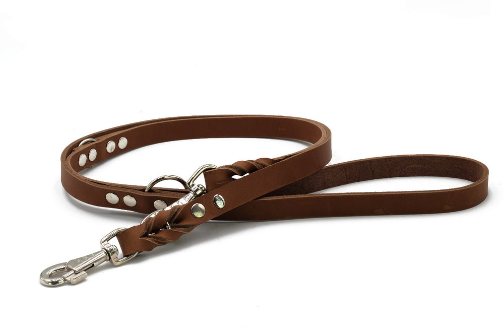 Braune geflochtene Lederleine für Hunde, 2m lang, mit silbernen Nieten und robustem Karabinerhaken.