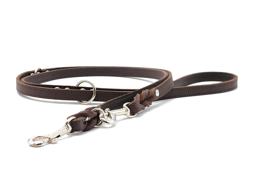 Braune geflochtene Lederleine (2m) mit Karabinerhaken und bequemer Handschlaufe für Hunde. Ideal für stilvolle Spaziergänge.
