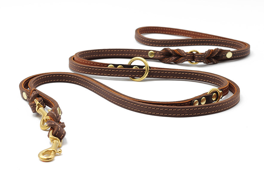 "Braune Lederleine 3m mit geflochtener Struktur und goldfarbenen Beschlägen für Hunde."