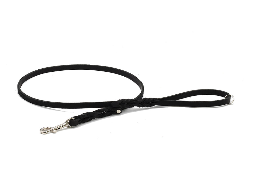 Schwarze Fettlederleine ab 1m mit geflochtenem Griff und robustem Karabinerhaken für Hunde. Schlichtes, elegantes Design.