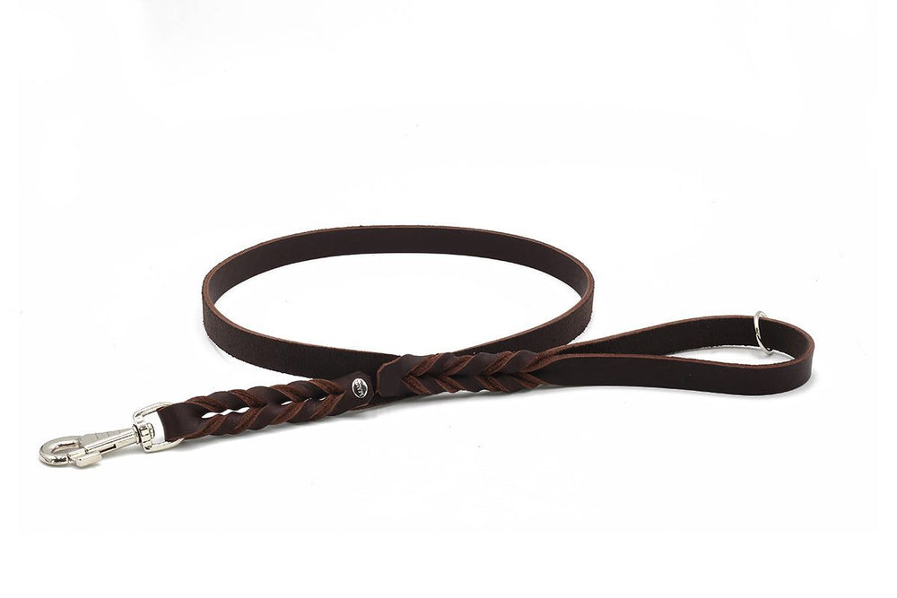 Braune geflochtene Fettlederleine für Hunde mit stabilem Karabinerhaken und Halteschlaufe, schlichtes, elegantes Design.