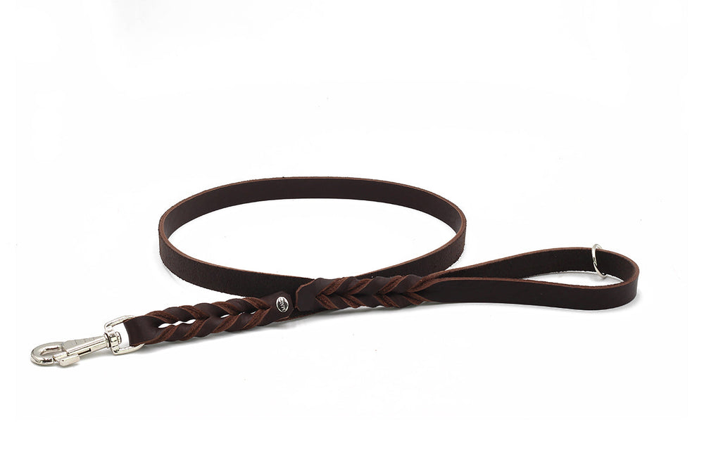 Braune geflochtene Fettlederleine für Hunde mit stabilem Karabinerhaken und Halteschlaufe, schlichtes, elegantes Design.