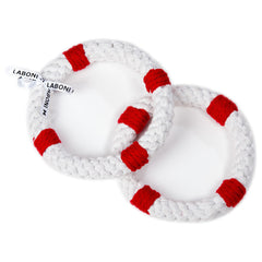 Zwei verwobene Hundespielzeuge in Ringform, weiß-rot, mit "LABONI"-Etikett - Rita Rettungsring für Hunde.