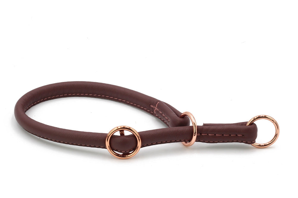 Elegantes braunes Lederhalsband mit goldfarbenen Ringen und weicher Oberfläche, ideal für stylische Hunde.
