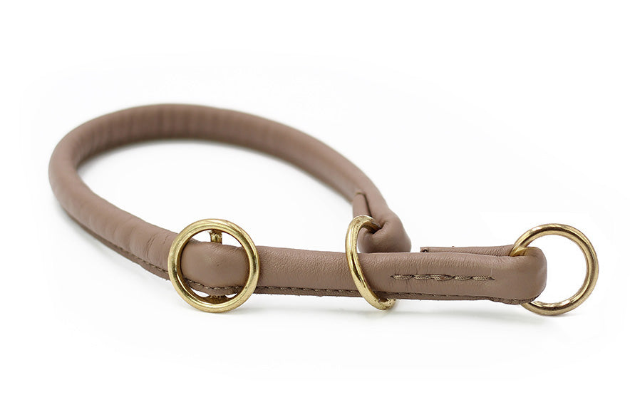 Braunes, rundgenähtes Lederhalsband mit goldenen Ringbefestigungen und feiner Polsterung für eleganten Tragekomfort.