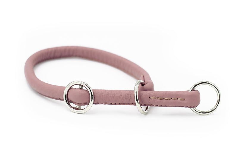 Hundehalsband aus rosa Leder mit drei silbernen D-Ringen, hochwertig und elegant verarbeitet. Ideal für stilvolle Hunde.