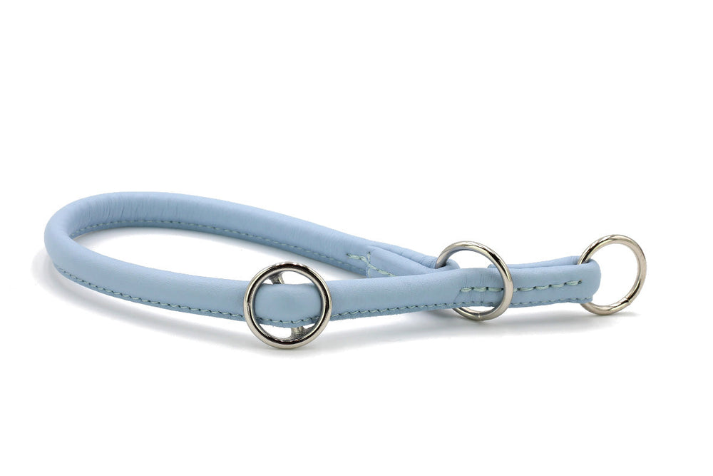 "Hellblaue Lederhalskette mit silbernen Ringen, elegant und schlicht, Rundgenähtes Design."