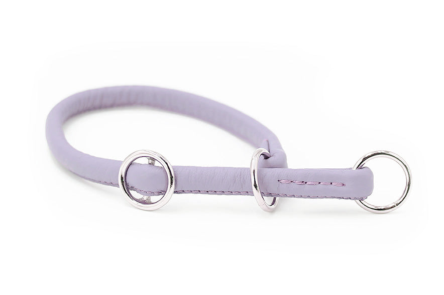 Lila Rundgenähtes Lederhalsband mit drei silbernen Ringen, elegant und schnallenfrei.