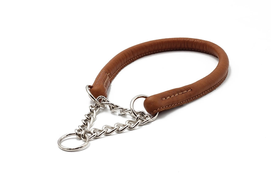 Braunes Leder-Hundehalsband mit Ketteneinsatz, ovaler Form und Ring für Leine oder Anhänger. Ideal für stilbewusste Hunde.