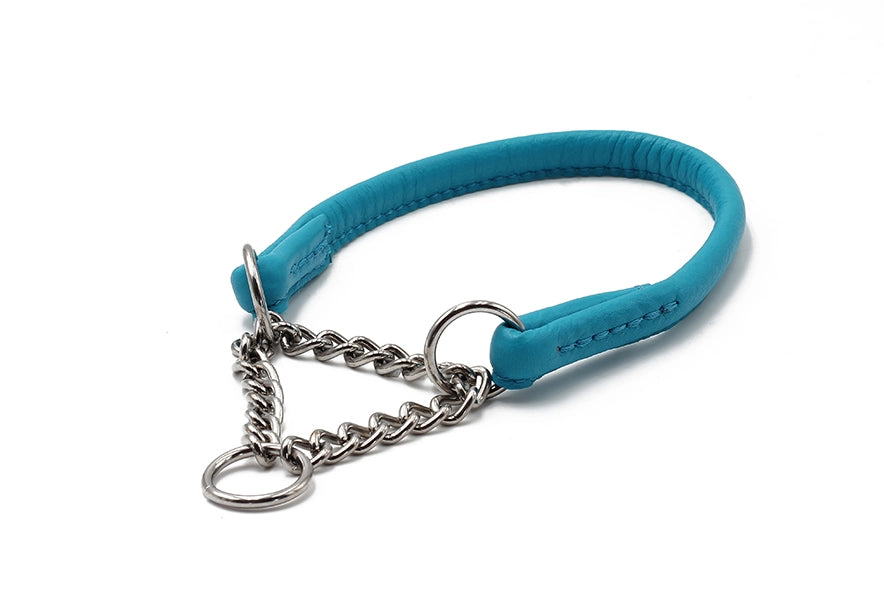 Halsband aus hellblauem Leder mit Ketteneinsatz und Schlaufen zum Anleinen eines Hundes.