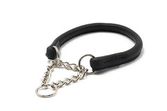 Schwarzes Leder-Hundehalsband mit runder Form und Metallkette für sichere Leinenbefestigung.