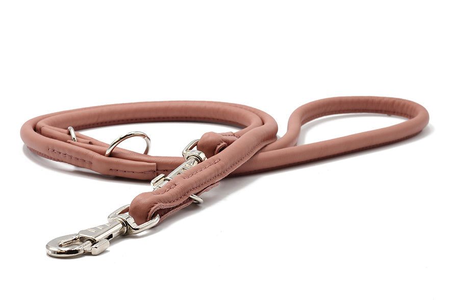 "Rundgenähte 2m Hundeleine in Rosé mit silbernem Karabiner für stilvolle und zuverlässige Ausgänge."