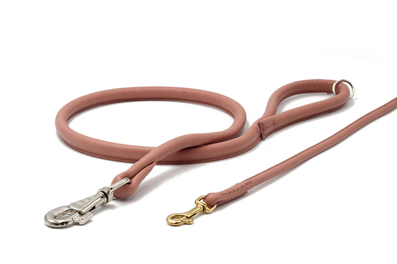 Hundeleine aus rosa Leder mit silbernem Karabiner und goldfarbenem Verbindungselement, 1,20m lang.