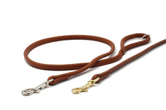 Zwei Hundeleinen aus braunem Leder: eine einfache mit silbernem Karabiner und eine mit doppelter Schlaufe für besseren Halt.