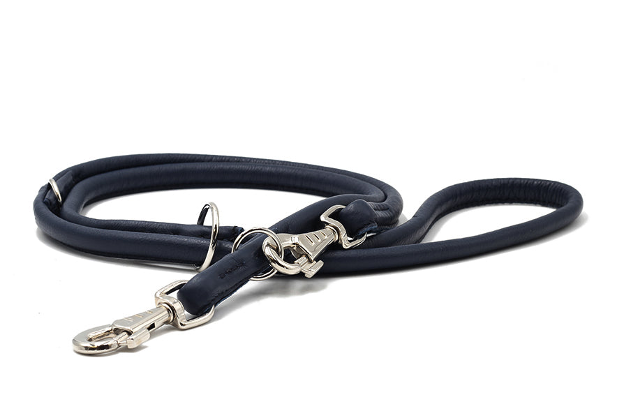 Dunkelblaue, runde Lederleine für Hunde, 2m lang, mit silbernem Karabinerhaken und elegantem Design.