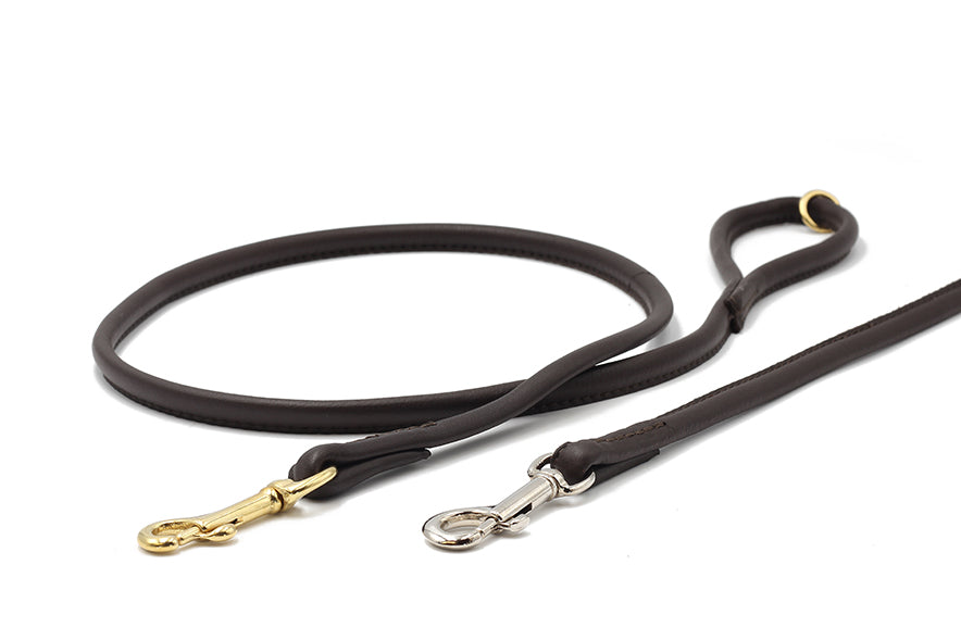 Hochwertige 1,20m lange Hundeleine aus braunem Leder mit gold- und silberfarbenen Karabinerhaken und ergonomischem Griff.